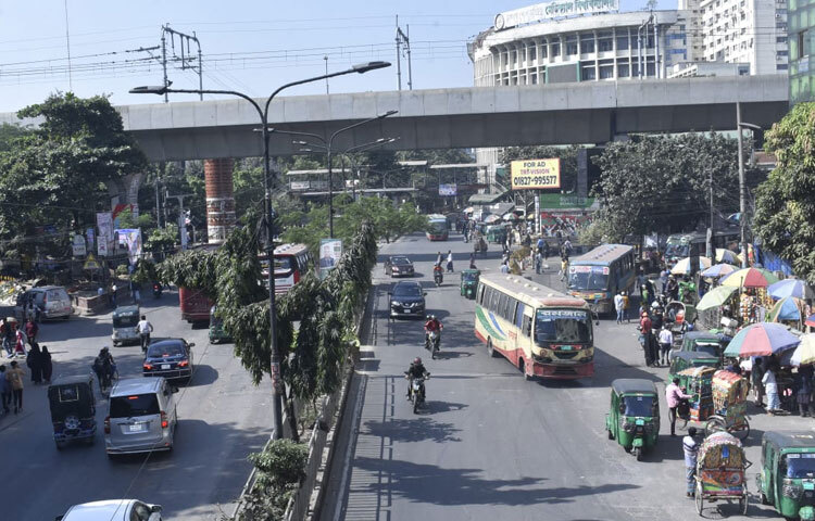 গণপরিবহনেও যাত্রী কম, বাসগুলো মাঝেমধ্যেই ফাঁকা অবস্থায় মোড় ঘুরছে।