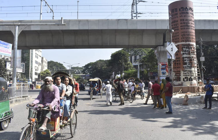 রাজনৈতিক মিছিল, পদযাত্রা বা ঘোষণার কারণে রাজধানীতে যে অস্থিরতা দেখা দেয়, আজকের শাহবাগ যেন সেই পরিস্থিতির আগাম প্রতিচ্ছবি।