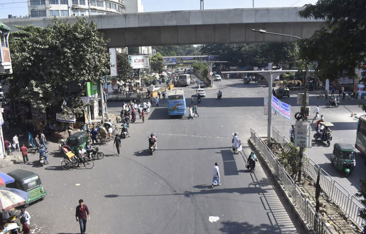 রাজধানীর অন্যতম প্রাণকেন্দ্র শাহবাগ আজ যেন শ্বাসরুদ্ধ হয়ে থমকে আছে; কারণহীন নয়, বরং সময়ের চাপা অস্থিরতা আর অপেক্ষার ভারে পুরো পরিবেশটাই হয়ে উঠেছে প্রাণহীন।