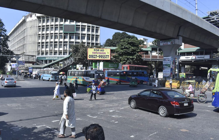 শাহবাগ-জাতীয় জাদুঘর-টিএসসি-হাইকোর্টমুখী পুরো এলাকাজুড়ে যেন ‘অপেক্ষার চাপ’ ছড়িয়ে আছে।