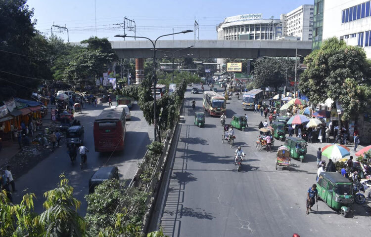 মানুষ কম, শব্দ কম, চলাচল কম সব মিলিয়ে শহরের সবচেয়ে ব্যস্ত মোড়টি আজ অচেনা এক নীরবতায় মোড়ানো।