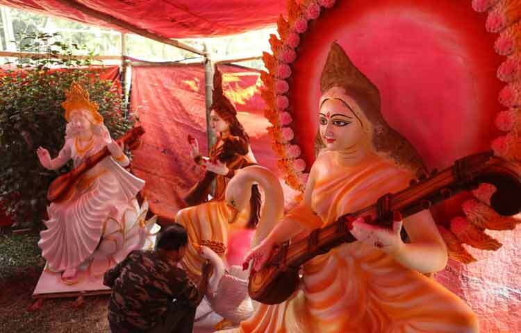 কোথাও বাঁশ আর কাপড়ের ফ্রেম দাঁড়িয়ে গেছে, কোথাও রঙিন কাগজে ফুটে উঠছে আলপনার নকশা। কেউ পরিকল্পনা করছেন আলো সাজানোর, কেউ আবার হিসাব করছেন শেষ মুহূর্তে কী কী লাগবে।