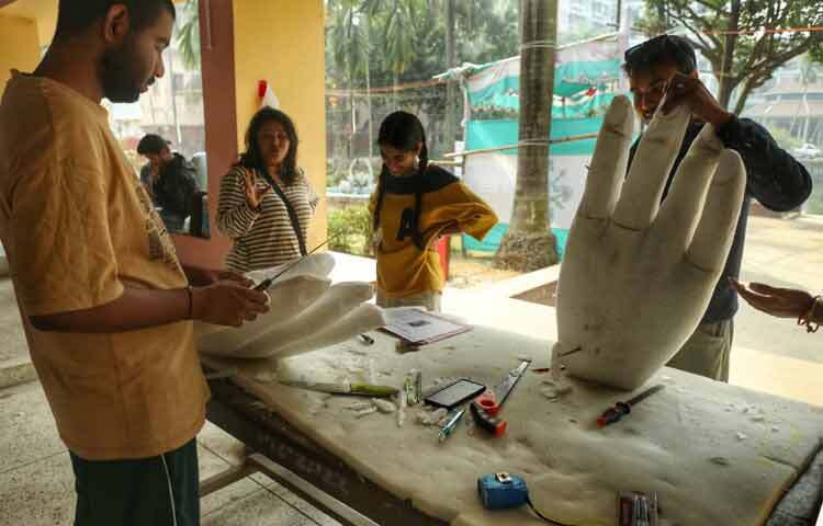জগন্নাথ হলের খোলা মাঠ এখন যেন এক অস্থায়ী কর্মশালা। বিভিন্ন অনুষদের শিক্ষার্থীরা নিজেদের মতো করে পূজা মণ্ডপ তৈরিতে নেমেছেন।