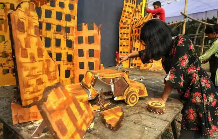 প্রতিবছরের মতো এবারও সরস্বতী পূজাকে ঘিরে জগন্নাথ হল যেন রূপ নিচ্ছে মাটি, রঙ আর শিক্ষার্থীদের সম্মিলিত স্বপ্নে গড়া এক উৎসবে। যেখানে ধর্মীয় আচার ছাড়িয়ে মিলেমিশে আছে সংস্কৃতি, সৃজনশীলতা আর ক্যাম্পাস জীবনের প্রাণচাঞ্চল্য।