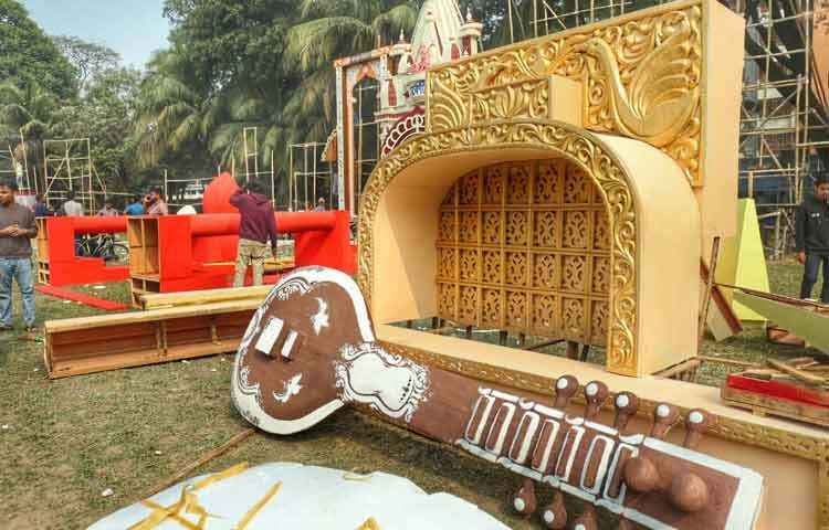 বাঁশের খাঁচা, রঙিন কাপড় আর কাঁচা মাটির গন্ধে সেখানে তৈরি হচ্ছে বিদ্যার আরাধনার মঞ্চ। কেউ হাতে তুলছেন তুলি, কেউ মাটি ছুঁয়ে দিচ্ছেন আকার, আবার কেউ স্বপ্ন আঁকছেন মণ্ডপের নকশায়।