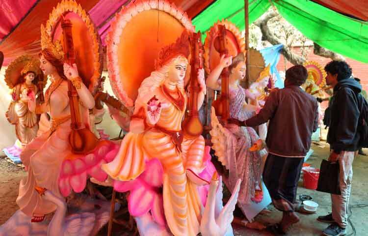 মাঠের একপাশে চলছে বিদ্যার দেবী সরস্বতীর প্রতিমা তৈরির কাজ। খড়, মাটি আর রঙের সংমিশ্রণে ধীরে ধীরে রূপ নিচ্ছেন দেবী। শিল্পীর নিখুঁত হাতে কখনো গড়ে উঠছে মুখের অবয়ব, কখনো শঙ্খ, বীণা আর পদ্মের সূক্ষ্ম কাজ।