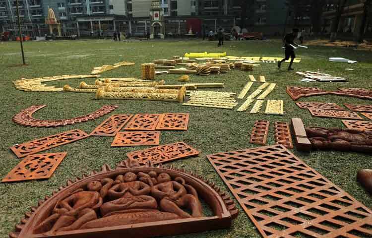 এই ব্যস্ততার মধ্যে নেই কোনো ক্লান্তি, বরং আছে এক ধরনের আনন্দ। ক্লাস, পরীক্ষা, অ্যাসাইনমেন্টের চাপের বাইরে এসে শিক্ষার্থীরা এখানে একসঙ্গে কাজ করছেন এটাই যেন পূজার সবচেয়ে বড় প্রস্তুতি। একেকটি মণ্ডপে ফুটে উঠছে আলাদা ভাবনা, কোথাও বিদ্যার আলো, কোথাও সৃষ্টিশীলতার রূপক, আবার কোথাও শান্তি ও মানবতার বার্তা।