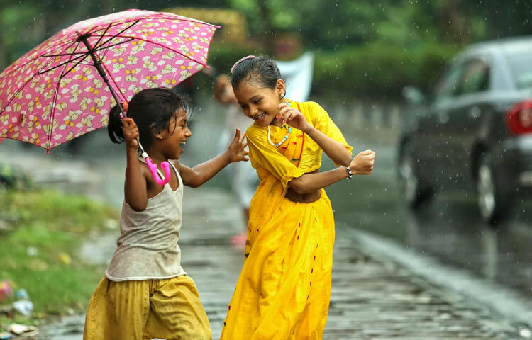 এই মুহূর্তে ঢাকার ব্যস্ততা দূরে, শুধুই বৃষ্টির আনন্দ আর শিশুর হাসির রঙ।