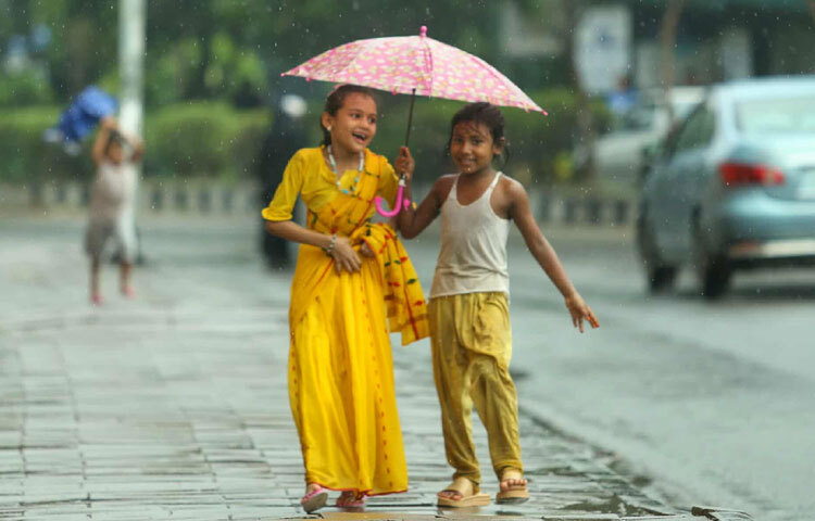 হাতিরঝিলে এমন দৃশ্য প্রতিদিন দেখা যায় না। তাই এই মুহূর্ত এক বিশেষ অভিজ্ঞতা হয়ে দাঁড়ায়, যা শুধু শহরের নয়, দেশের অনেক মানুষের শৈশবের স্মৃতির সঙ্গে ওতপ্রোতভাবে যুক্ত। বৃষ্টি পেতে যে আনন্দ হয়, তা আবার মনে করিয়ে দেয়-ছোট ছোট মুহূর্তেও জীবনের শান্তি খুঁজে পাওয়া সম্ভব।