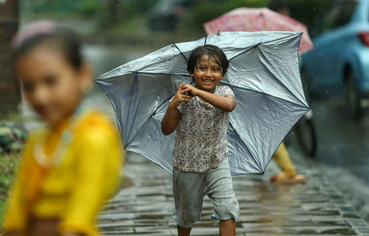 যে কেউ এই দৃশ্য দেখবে, তার মনেও বৃষ্টিতে ভেজা শৈশবের আনন্দ ফিরে আসবে। ছোটবেলায় ছাতা ছাড়া বৃষ্টিতে দৌড়ানো, পা পা ভিজে কাদা-মাটির মধ্যে খেলা-সবকিছু যেন চোখের সামনে উজ্জ্বল হয়ে ওঠে।