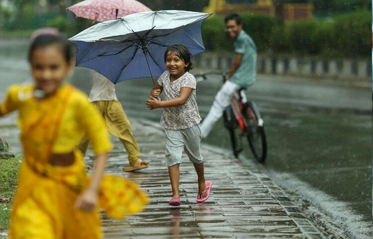 ছোট্ট ছোট্ট শিশুরা বৃষ্টিতে ছুটে খেলছে। কাঁধের উপর জল ছিটিয়ে দিচ্ছে, হেসে খেলে একে অপরকে ভেজাচ্ছে। তাদের কণ্ঠস্বর যেন শহরের ব্যস্ত রাস্তা, গাড়ির হর্ন আর মানুষের চিৎকারকে পরাজিত করে দিচ্ছে। বৃষ্টি ভেজা মাটির গন্ধ, শিশুরা ছুঁড়ে ফেলা পানি, হেসে ওঠা মুখ-সবকিছু মিলিয়ে এক দারুণ নস্টালজিয়া তৈরি করছে।