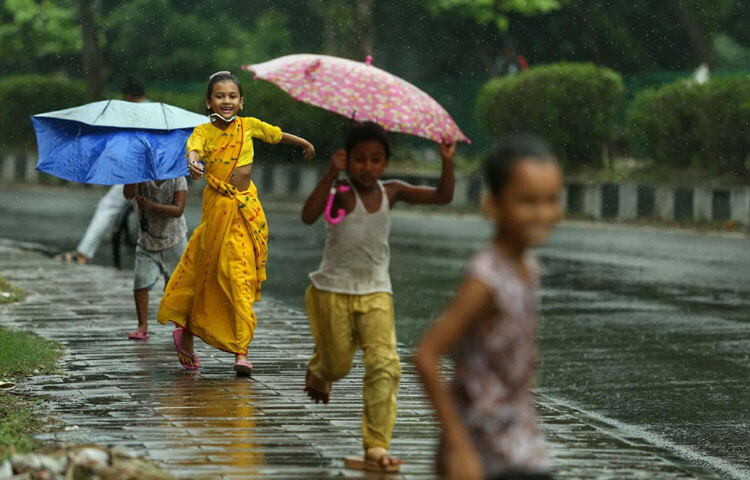 হাতিরঝিল এলাকা এমনিতেই শহরের ভিড়ের মধ্যে এক শান্ত অবকাশস্থল, আর বৃষ্টির সঙ্গে মিলিয়ে তা হয়ে উঠেছে শিশুদের খেলার স্বর্গ।