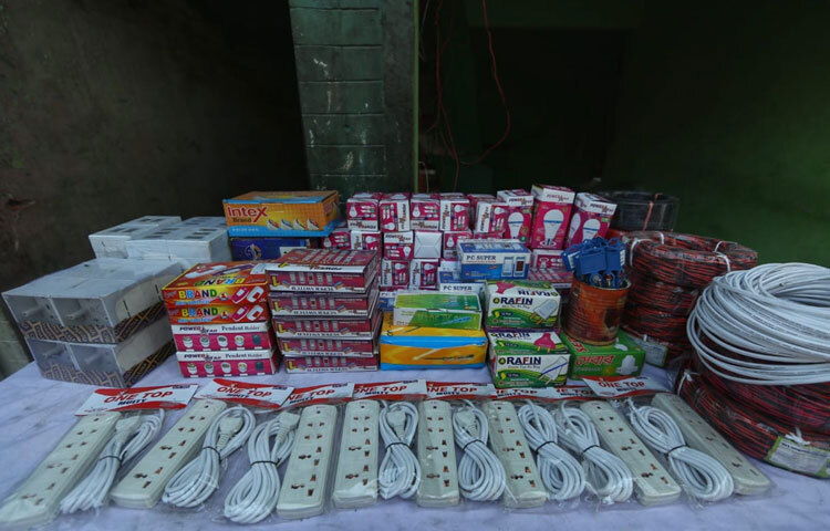 সে বলল, ‘চুল তো বড়বেই, মানুষ আবার আসবেই। তাই আবার শুরু করছি।’ এই কথাগুলো শুধু যে দোকানের কথাই বলে তা নয়, বলে উঠে দাঁড়ানোর দর্শন; যে দর্শন আগুনেও পুড়ে না।