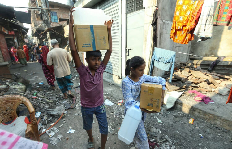 কড়াইল বস্তিতে আগুন লাগা নতুন কিছু নয়। কিন্তু প্রতিবারই হারায় ঘর, জিনিসপত্র, স্মৃতি, স্বপ্ন, শিশুদের বই-খাতা, মায়েদের সঞ্চয়…। তবুও বিস্ময় লাগে, পুড়ে যাওয়া কাঠ, টিন আর ছাইয়ের মাঝেই মানুষ আবারও নতুন করে পথ খুঁজে নেয়।
