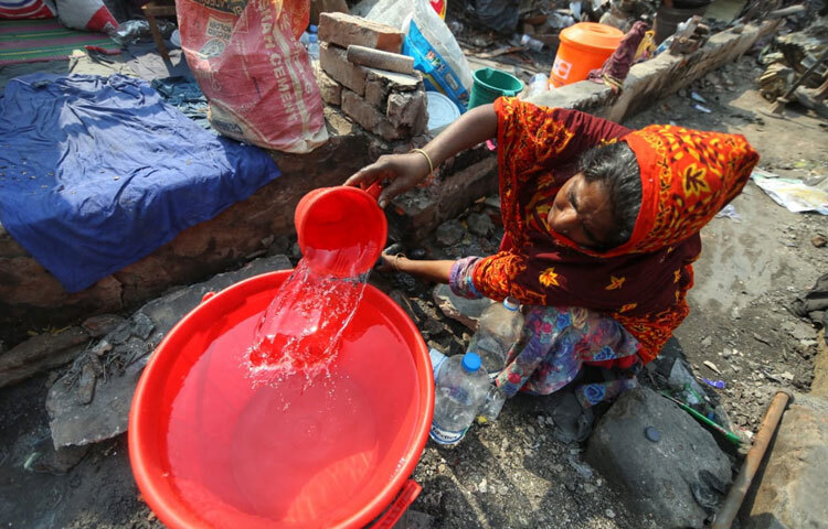 দুপুর ১২টা। রোদটা একটু কড়া, কিন্তু ততটা নয় যে চোখ নরম করা যাবে। কড়াইল বস্তির ভেতর দিয়ে হাঁটতে হাঁটতে হঠাৎই কানে বাজল এক অসহায়, অথচ দৃঢ় উচ্চারণ, ‘মাইনষের খিচুড়ি খাইয়া কয়দিন চলবো? নিজেই দুইটা ভাত খাওয়ার ব্যবস্থা করতেছি।’
