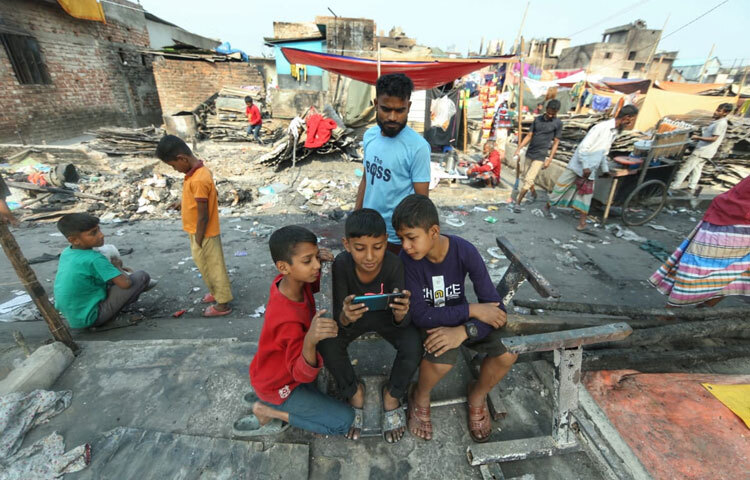 আগুন তাদের ঘর পুড়িয়েছে, কিন্তু তাদের মাটি থেকে উঠে দাঁড়ানোর শক্তিটা পুড়াতে পারেনি। চা দোকানের নতুন জার, সেলুনের নতুন চেয়ার, মাটির নতুন চুলা এই সবই সাক্ষ্য দেয় যে জীবনকে ভালোবাসলে, জীবনও কখনো হার মানতে দেয় না। কড়াইল বস্তির সেই দুপুরের আলো তাই শুধু আগুন-পরবর্তী ধ্বংস দেখায়নি, দেখিয়েছে নতুন করে বেঁচে উঠার অদম্য সাহস। যারা এই মানুষগুলোকে দেখেছে, তারা জানে মানুষের সবচেয়ে বড় পরিচয় তার বেঁচে থাকার ইচ্ছে আর সেই ইচ্ছে আগুনেও পোড়ে না।