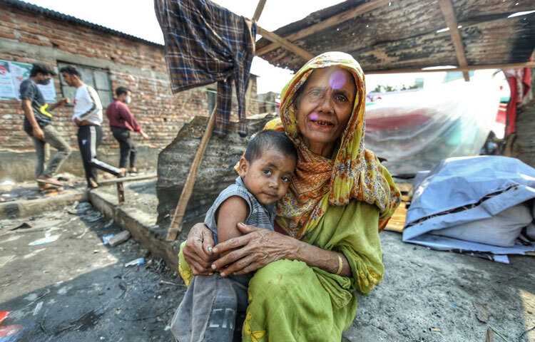 কথাটা বললেন আগুনে পুড়ে যাওয়া এক ঘরের কর্তা। হয়তো নাম তার এখন আর প্রয়োজন নেই, কারণ এই বাক্যে তিনি শুধু নিজের গল্পই বলেননি; বলেছেন একটা পুরো সম্প্রদায়ের নীরব সংগ্রাম।