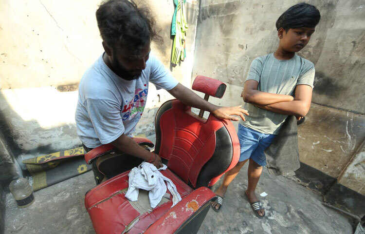 কারও সেলুনের চেয়ার পুড়ে গেছে। আরেকজন কিনে এনেছে নতুন দুটি। কড়াইলের ভাঙা গলিতে হাঁটলে দেখা যায় সেই দৃশ্য- যে ছেলে সেলুন চালাতো, আগুনে পুড়ে তার দুইটা চেয়ার, কাঁচি, ট্রিমার সব উধাও। কিন্তু আজ সে দু’হাতে করে কিনে এনেছে নতুন চেয়ার। চেয়ারের রঙে ঝকঝকে আশার প্রতিফলন।