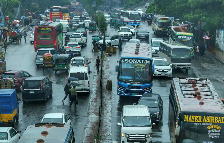 পথজুড়ে বৃষ্টির জল, যানজট আর মানুষের ব্যস্ত পদচারণা-সব মিলিয়ে ঢাকা যেন ভোর থেকেই জীবনের আরেকটা কাব্য রচনা করছে।