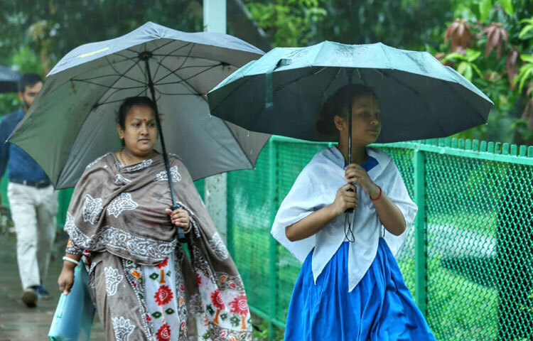 সন্তানকে নিয়ে স্কুলে ছুটছেন এক মা।