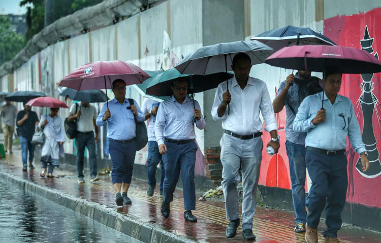 আজ রামপুরার রাস্তায় দেখা গেল অদ্ভুত এক দৃশ্য। কেউ অফিসে ছুটছে ছাতা মাথায়, কারও হাতে ভিজে কাগজপত্র, কেউ আবার রিকশায় বসে জানালার বাইরে তাকিয়ে আছে।