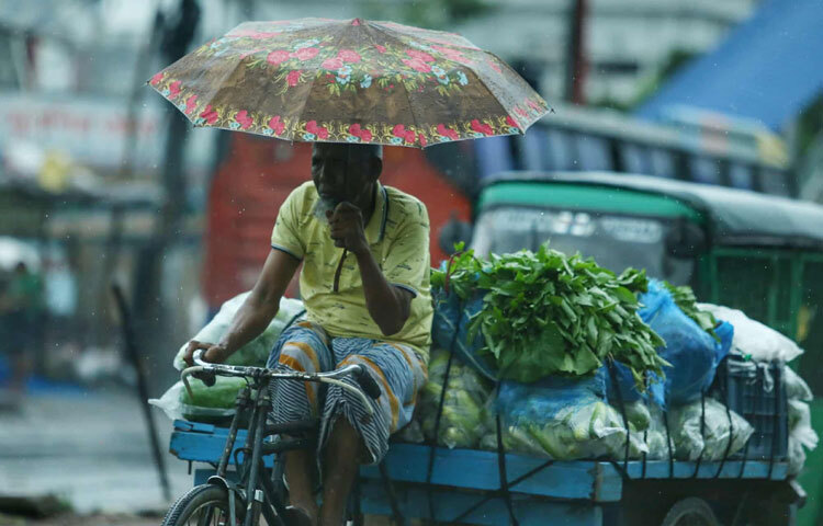 বৃষ্টিকে অনেকে ভালোবাসে, আবার অনেকে মনে করে ঝামেলার। কিন্তু কর্মজীবী মানুষের কাছে বৃষ্টি মানে কেবল ভেজা রাস্তা নয়, তার সঙ্গে জড়িত থাকে সময়মতো কর্মস্থলে পৌঁছানো, পরিবারের দায়িত্ব পালন আর প্রতিদিনের সংগ্রামের হিসেব। তবু বৃষ্টির ভেজা রাস্তায় তাদের চোখেমুখে থাকে এক ধরনের দৃঢ়তা-যা বলে দেয়, প্রতিকূলতা যতই হোক, জীবন থেমে থাকে না।
