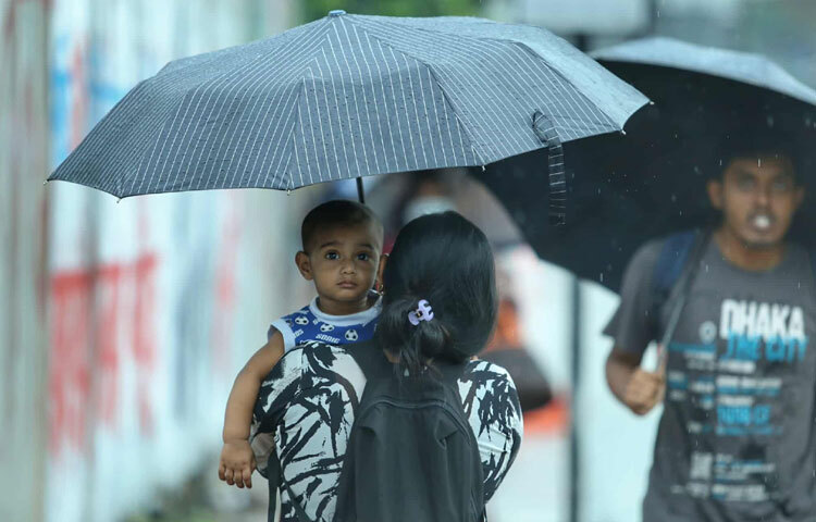 বৃষ্টির ফোঁটার নিচে ঢাকা শহরকে নতুন করে মনে হয়-একটা শহর যেখানে প্রতিদিন লাখো মানুষ ভিজে যায়, কিন্তু থামে না। কারণ, এই বৃষ্টি কেবল ভিজিয়ে দেয় না, বৃষ্টির ফোঁটা তাদের অদম্য ইচ্ছাশক্তিকে ধুয়ে আরও উজ্জ্বল করে তোলে।