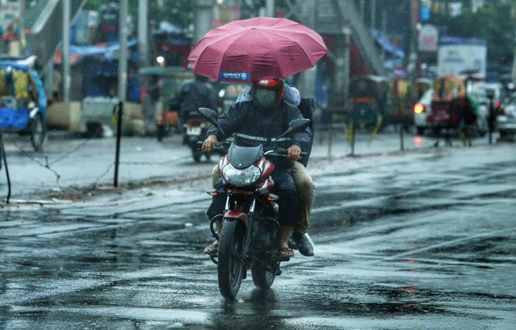 বৃষ্টিতেও থেমে নেই এই শহরের কোলাহল।