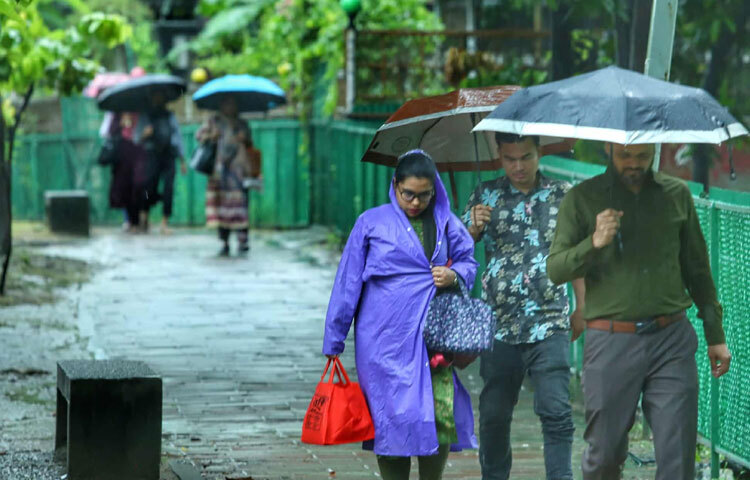 রামপুরা এলাকার ভিজে রাস্তায় হাঁটতে হাঁটতে এক দৃশ্য মনে গেঁথে যায়-হাতে পুরোনো ছাতা, প্যান্টের নিচের ভাঁজে জমে থাকা কাদাজল, কাঁধে ঝোলানো ব্যাগ, তবুও চোখে ভরসার আলো। যেন এই শহরের মানুষরা জানে, তাদের শ্রমেই গড়ে ওঠে ঢাকার সকাল।