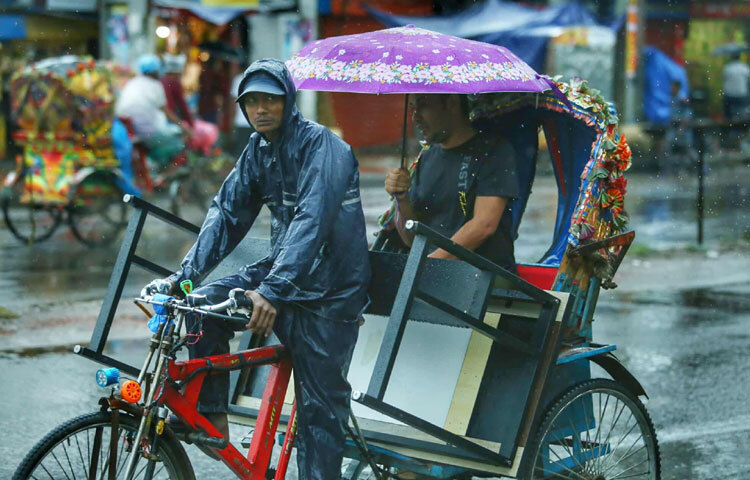 কেউ রিকশা, কেই মোটরবাইক আবার কেউ বা হেঁটেই রওনা হয়েছেন গন্তব্যে।