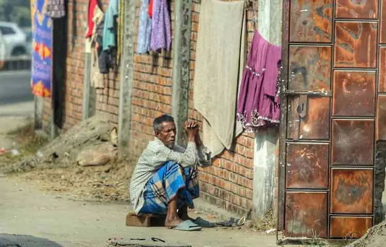 সকাল গড়াতেই ছাদে, বারান্দায়, খোলা জায়গায় মানুষকে দেখা যাচ্ছে শরীর আড়মোড়া ভেঙে রোদ পোহাতে।