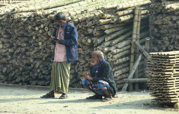 হাতিরঝিল এলাকায় রোদের এই প্রত্যাবর্তন আরও দৃশ্যমান। লেকের ধারে বসে থাকা মানুষ, হাঁটতে বের হওয়া বয়স্করা কিংবা সকালের নরম রোদে দাঁড়িয়ে থাকা পথচারীরা সবাই যেন এক অদৃশ্য আনন্দ ভাগ করে নিচ্ছেন। শীতের কুয়াশা সরে গিয়ে পরিষ্কার আকাশে রোদের ঝিলিক হাতিরঝিলকে এনে দিয়েছে আলাদা এক সৌন্দর্য।
