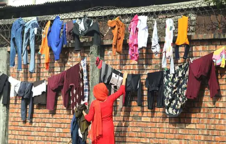 বাড়ির ছাদে কিংবা গলির পাশে দড়িতে ঝোলানো ভেজা কাপড় শুকাতে দেখা যাচ্ছে। কয়েকদিন ধরে জমে থাকা কাপড় ধোয়ার কাজ যেন অবশেষে পূর্ণতা পাচ্ছে।