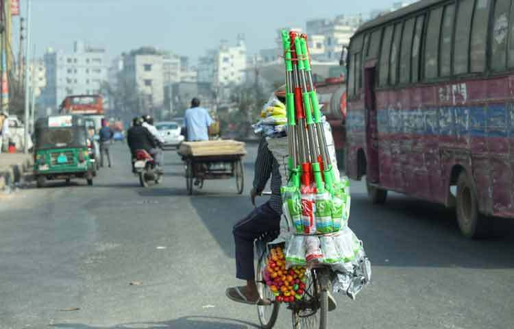 রোদের দেখা মিলতেই বদলে যেতে শুরু করেছে শহরের দৃশ্যপট।