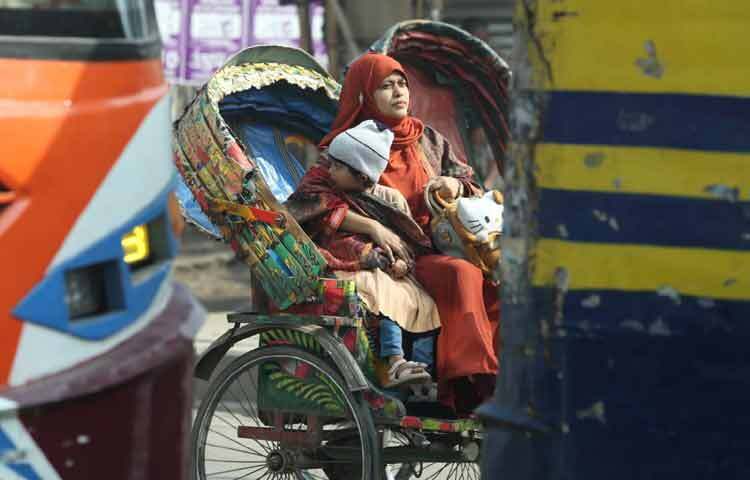 রোদের উপস্থিতি এখানে শুধু প্রকৃতির স্বাভাবিক ঘটনা নয়, বরং নগরজীবনের ছোট ছোট প্রয়োজন মেটানোর এক বড় ভরসা।