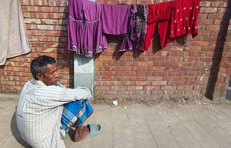 এই রোদ যেন শীতের ক্লান্ত শহরকে ধীরে ধীরে ফিরিয়ে নিচ্ছে স্বাভাবিক ছন্দে। ঠান্ডায় জমে থাকা জীবন আবার গলে যাচ্ছে আলোয়। ঢাকার মানুষ জানে এই রোদ ক্ষণস্থায়ী হতে পারে, আবার কুয়াশা নামতে পারে। তবু এই মুহূর্তের উষ্ণতা, এই আলো, এই স্বস্তিই এখন তাদের কাছে বড় প্রাপ্তি।