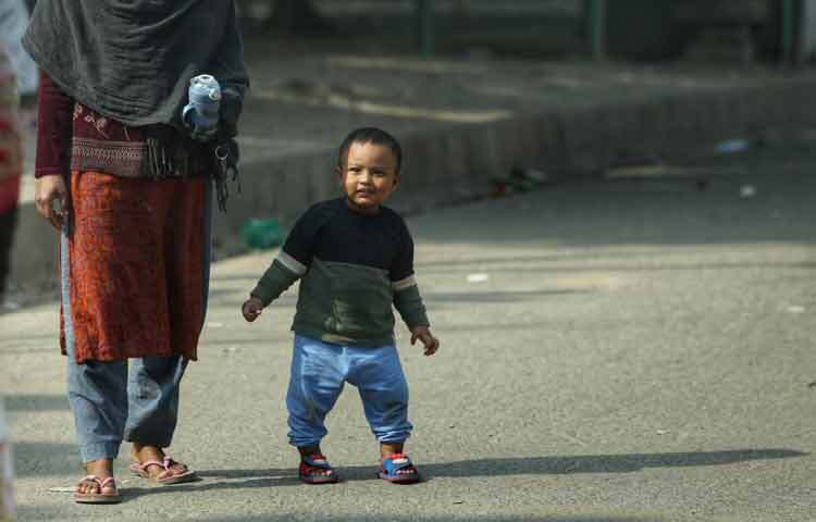 দীর্ঘদিনের শীতল জড়তা কাটিয়ে যেন শরীর নতুন করে শক্তি সঞ্চয় করছে। রোদের উষ্ণ ছোঁয়ায় অনেকের মুখেই ফুটে উঠছে স্বস্তির হাসি; এ যেন শুধু আলো নয়, এক ধরনের মানসিক প্রশান্তিও।