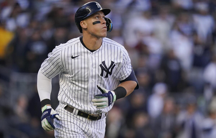 অ্যারন জাজের জীবনের প্রথম পর্যায়ে সাফল্যের ঝলক তেমন ছিল না। ক্যালিফোর্নিয়ায় জন্ম নেওয়া এই যুবকটি কলেজের বেসবল টিমের সদস্য হিসেবে খেলা শুরু করেন। সেখান থেকেই তার ক্যারিয়ার ঘুরে দাঁড়ানোর পথ শুরু হয়।