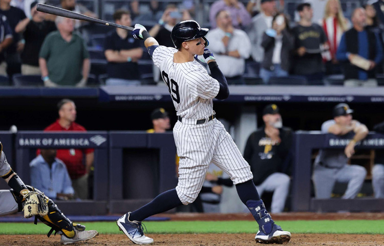 অ্যারন জাজের জীবনে গুরুত্বপূর্ণ মোড় আসে ২০১৬ সালে। যখন তিনি নিউ ইয়র্ক ইয়াঙ্কিজের হয়ে মেজর লিগ বেসবলে আত্মপ্রকাশ করেন। প্রথমে তাকে টানা সফলতা না পাওয়া খেলোয়াড় হিসেবে ভাবা হলেও, জাজ তাড়াতাড়ি নিজের প্রতিভা প্রমাণ করতে সক্ষম হন।