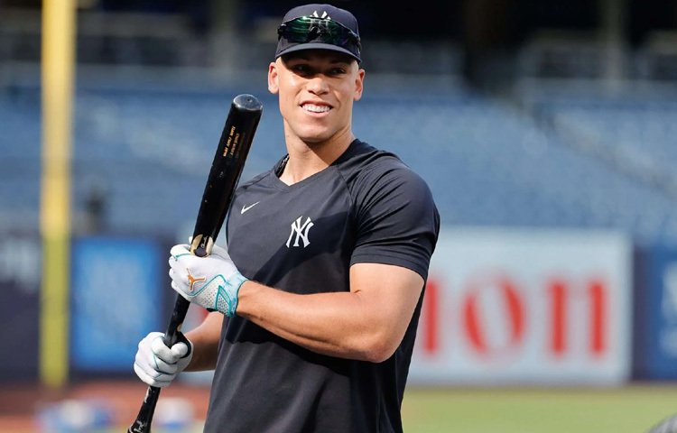 বিশেষ করে তার বিশ্ব রেকর্ড সিজন ২০১৭ সালে ৫২টি হোম রান হাঁকানো ছিল একটি অনবদ্য অর্জন। ২০২২ সালে তিনি ইয়াঙ্কিজের হয়ে ৬২টি হোম রান হাঁকিয়ে অ্যালডন গ্লাস রেকর্ড ভেঙে দেন, যা তাকে আরও একধাপ এগিয়ে নিয়ে যায়।