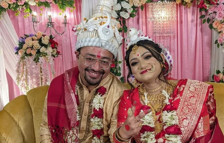 ১৬ ডিসেম্বর লন্ডনপ্রবাসী অমিত দে কে বিয়ে করেন গায়িকা অবন্তী সিঁথি। একে অন্যকে পছন্দ করলেও পরে পারিবারিকভাবেই বিয়ে সারেন তারা। ছবি: সংগৃহীত