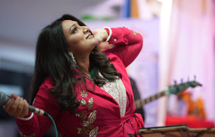 শিল্পী হিসেবে অবন্তী সিঁথির যাত্রা কোনো হঠাৎ ঘটনা নয়। ছোটবেলা থেকেই সুর ও লয়ের সঙ্গে তার গভীর বন্ধন। বাড়ির আড্ডা, সাংস্কৃতিক অনুষ্ঠান কিংবা স্কুলের মঞ্চ যেখানেই গান গেয়েছেন, শ্রোতারা তাকে আলাদা করে চিনে নিয়েছেন তার কোমল, মায়াবী ও স্পষ্ট উচ্চারণের কণ্ঠের জন্য।