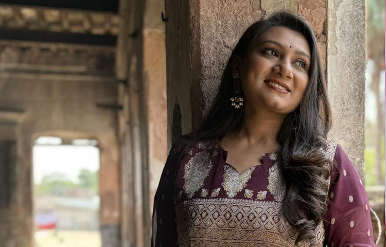 অবন্তী সিঁথির গানগুলোতে সবচেয়ে বেশি চোখে পড়ে তার মিশ্রধর্মী সংগীতধারা। তিনি আধুনিক সংগীতে লোকগানের স্পর্শ যোগ করতে পারেন, আবার ক্লাসিকাল স্বরলিপিকে আধুনিক সুরে রূপ দিতে পারেন অনায়াসে, নিখুঁত উচ্চারণ, পরিপাটি সুর এবং সরল অথচ গভীর প্রকাশভঙ্গি তার গানের বৈশিষ্ট্য।