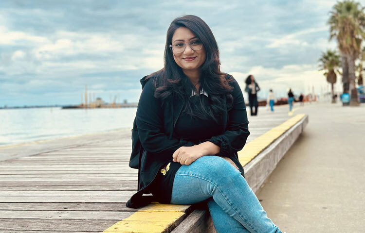 এই কারণেই তার প্রতিটি গান শোনার পর শ্রোতার মনে আলাদা অনুভূতি জাগে যেখানে একইসঙ্গে থাকে শান্তি, আবেগ আর গভীরতার ছোঁয়া।