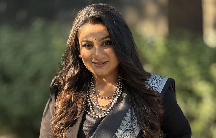 স্টুডিও রেকর্ডিংয়ের বাইরে অবন্তী সিঁথি মঞ্চেও সমান দক্ষ। তিটি পারফর্মেন্সে তিনি দর্শকের সঙ্গে সহজ যোগাযোগ তৈরি করেন, নিজের গানকে গল্পের মতো উপস্থাপন করেন, মঞ্চে আনেন আত্মবিশ্বাস ও প্রাণশক্তি। তাই তার লাইভ গান শুনতে দর্শকদের সবসময় আলাদা আগ্রহ থাকে।