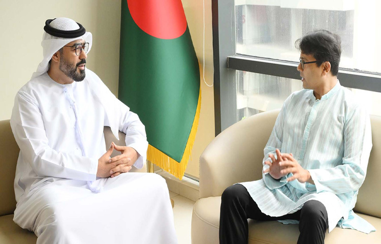 প্রধান উপদেষ্টার আন্তর্জাতিক বিষয়সংক্রান্ত বিশেষ দূত লুৎফে সিদ্দিকীর সঙ্গে ঢাকায় তার অফিস কক্ষে সাক্ষাৎ করেন বাংলাদেশে সংযুক্ত আরব আমিরাতের রাষ্ট্রদূত আবদুল্লাহ আলী আবদুল্লাহ আল হামুদি। ছবি: পিআইডি