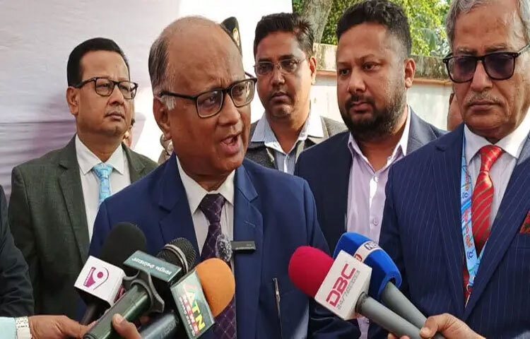 দুর্নীতি দমন কমিশন (দুদক) চেয়ারম্যান ড. মোহাম্মদ আবদুল মোমেন বলেছেন, দুদকের মামলার আসামি হতে পারে এমন লোককে নির্বাচনে গ্রহণ করলে বিগত সময়ের মতোই পরিণতি হবে। যে দলেরই হোক সৎ লোককে নির্বাচিত করতে হবে। কে কোন দল করে সেটা, বড় ব্যাপার না, দেখতে হবে লোকটা সৎ কি-না। ছবি: আহমেদ জামিল