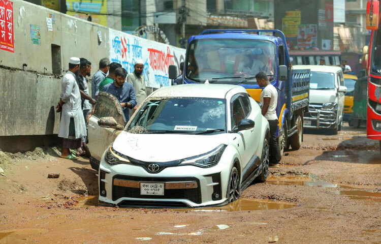 সড়কটি ভাঙাচোরা, বড় বড় গর্তে ভরা। বিশেষ করে বর্ষাকালে বা সামান্য বৃষ্টিতেই গর্তগুলোতে পানি জমে কাদা সৃষ্টি হয়, যা গাড়ি চলাচলকে কঠিন করে তোলে। 
অনেক সময় গাড়ির চাকা গর্তে আটকে যায়, চালকরা হিমশিম খেতে হয় এবং যানজটও লেগে যায়।