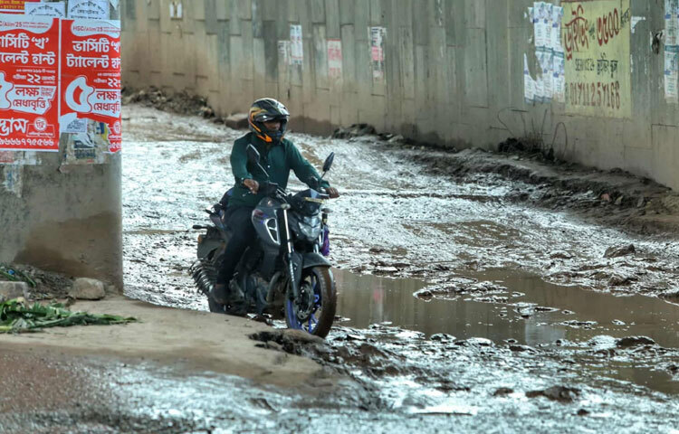 ছবিগুলো শুধু দৃশ্যের নয়, বেহাল সড়কের সমস্যার এক বাস্তব চিত্রও তুলে ধরেছে।