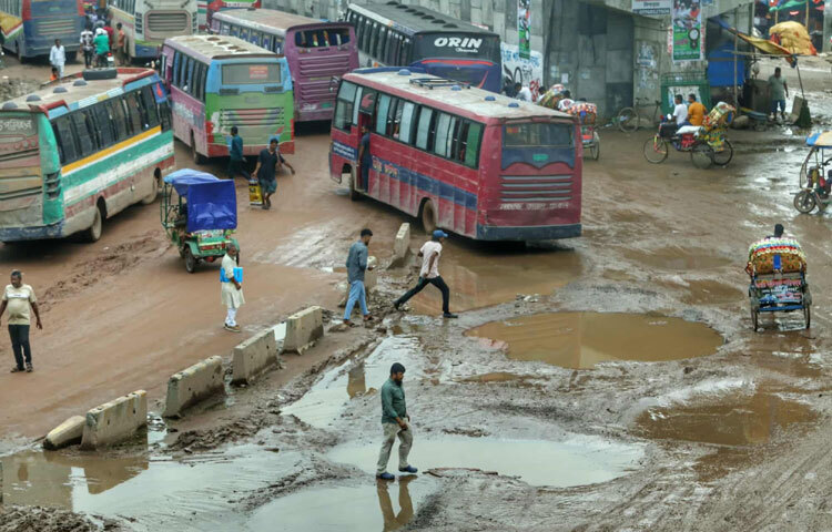 পথচারীর জন্যও পরিস্থিতি সহজ নয়। কাদা-বালি ও জলমগ্ন সড়কে হাঁটতে গিয়ে তাদের সীমাহীন ভোগান্তির মুখে পড়তে হয়। অনেকেই বাধ্য হয়ে ধীরগতিতে বা সড়কের কিনার দিয়ে চলাচল করতে বাধ্য হচ্ছেন, যা কখনো কখনো দুর্ঘটনার কারণও হয়ে দাঁড়ায়।